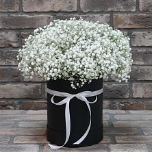 Цветочная композиция из Гипсофила в шляпной коробке в Федурново